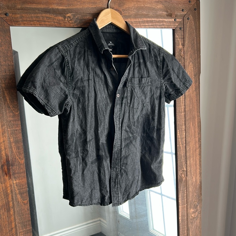 Rip curl short sleeves but pin down black shirt with palm trees